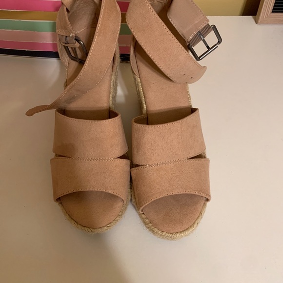 Universal Thread Heels - Picture 5 of 7